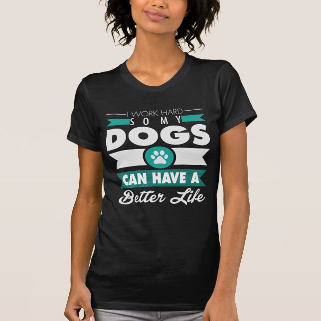 T-shirt Je travaille dur ainsi mes chiens peuvent avoir (Devant)