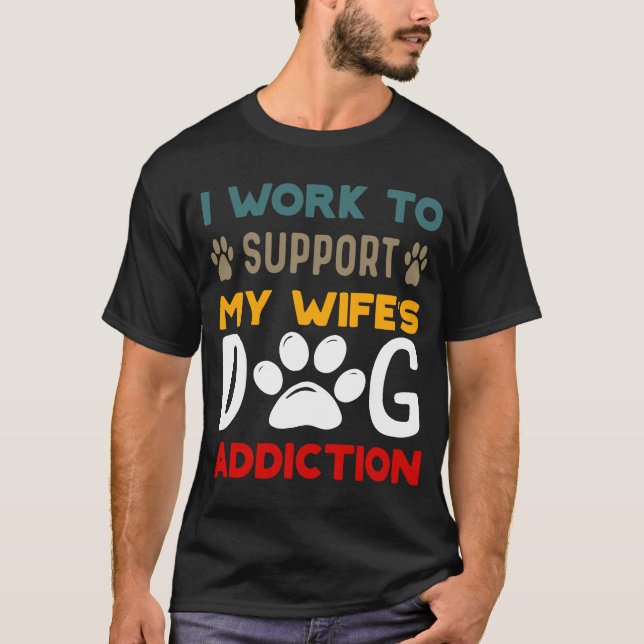 T-shirt Je travaille pour soutenir l'Addiction du chien de (Devant)