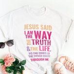 T-shirt Jésus<br><div class="desc">T-shirt chrétien avec le verset biblique de Jean 14:6 Jésus lui dit : "Je suis le chemin, la vérité et la vie. Personne ne peut venir au Père sauf par moi". Les versets sont en rouge orange et rose et en calligraphie mixte et typographie minimaliste. Ce design de foi moderne...</div>