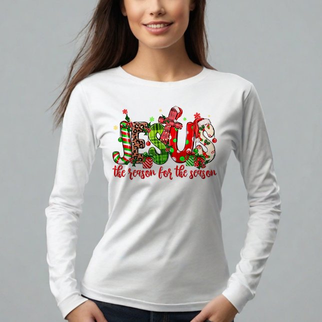 T-shirt Jésus Est La Raison De La Saison Foi Noël (Spread joy, faith, and the spirit of the season with this cheerful Christmas long-sleeved shirt.)