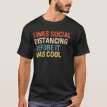 T-shirt J'étais en distanciation sociale avant que ce ne s<br><div class="desc">Tenue de distanciation sociale drôle pour les timides et les introvertis qui aiment camper ou faire de la randonnée et se laver les mains et un cadeau parfait pour les médecins, les infirmières, les professionnels de la santé, les germophobes, les solitaires, les amis et la famille comme cadeau d'anniversaire ou...</div>