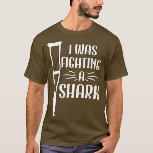 T-shirt J'Étais En Train De Combattre Un Requin Os Cassés 