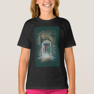 T-shirt Jeune femme marchant seule sur un chemin de terre.