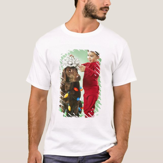 T-shirt Jeune garçon enroulant des lumières de Noël autour (Devant)