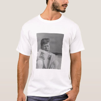 T-shirt JFK détendant dehors