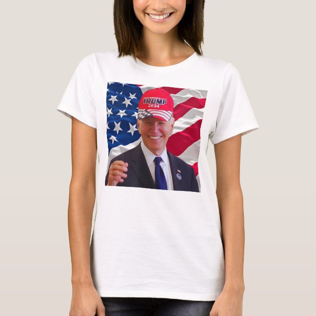 T-shirt Joe biden Portant un Casquette Trump (Devant)