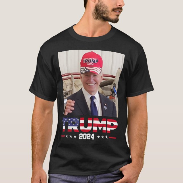 T-shirt Joe Biden Portant Un Casquette Trump (Devant)