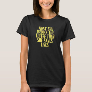 T-shirt Joke Sarcastic D'Abord Elle Boit Le Café Puis Sh