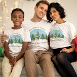 T-shirt Joli arbre de Noël personnalisé Réunion de famille<br><div class="desc">Ce magnifique T-shirt de la ferme de sapins de Noël présente de jolis sapins verts recouverts de neige sur un beau paysage hivernal et un ciel bleu. Customisez avec votre nom de famille, votre fête de vacances et votre année. Jolies chemises personnalisées assorties pour votre groupe entier. Un tee-shirt amusant...</div>