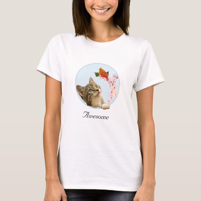 T-shirt Joli chat tabby, fleurs et petit oiseau rouge  (Devant)