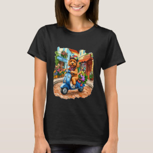 T-shirt Joli chien Goldendoodle faisant du scooter dans un