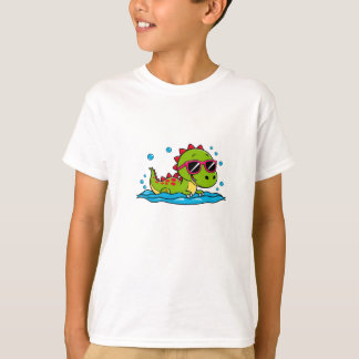 T-shirt Joli dinosaure de dessin animé nageant avec des lu