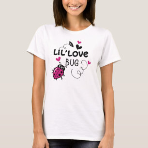 T-shirt Jolie coccinelle rose avec des cœurs sur fond blan