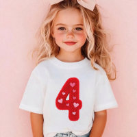 Jolie Fille pour son Quatrième Anniversaire Cœurs