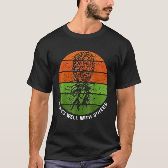 T-shirt Joue des puits avec d'autres à l'envers de l'anana (Devant)
