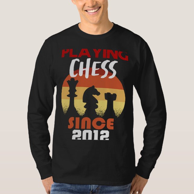 T-shirt Jouer aux échecs depuis 2012 (Devant)