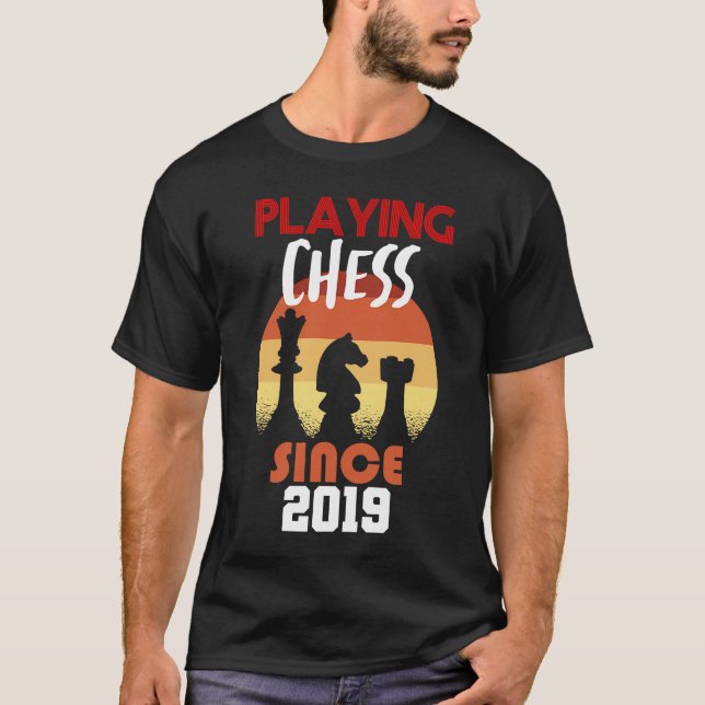 T-shirt Jouer aux échecs depuis 2019 (Devant)