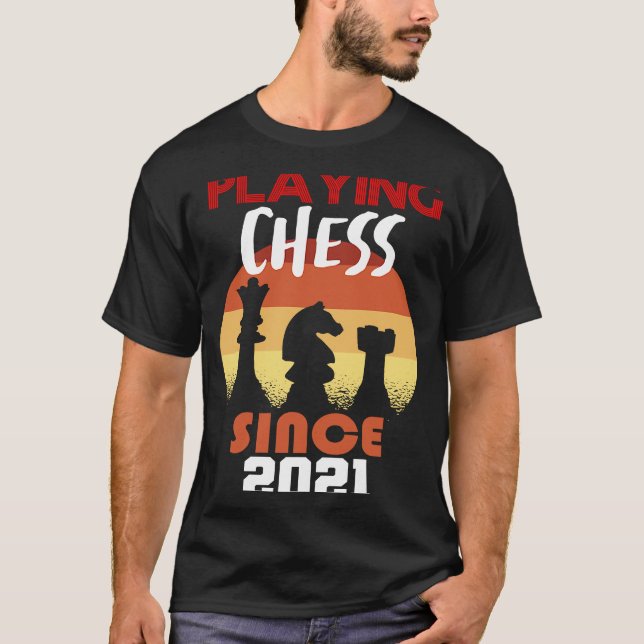 T-shirt Jouer aux échecs depuis 2021 (Devant)