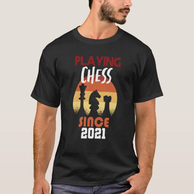 T-shirt Jouer aux échecs depuis 2021 (Devant)