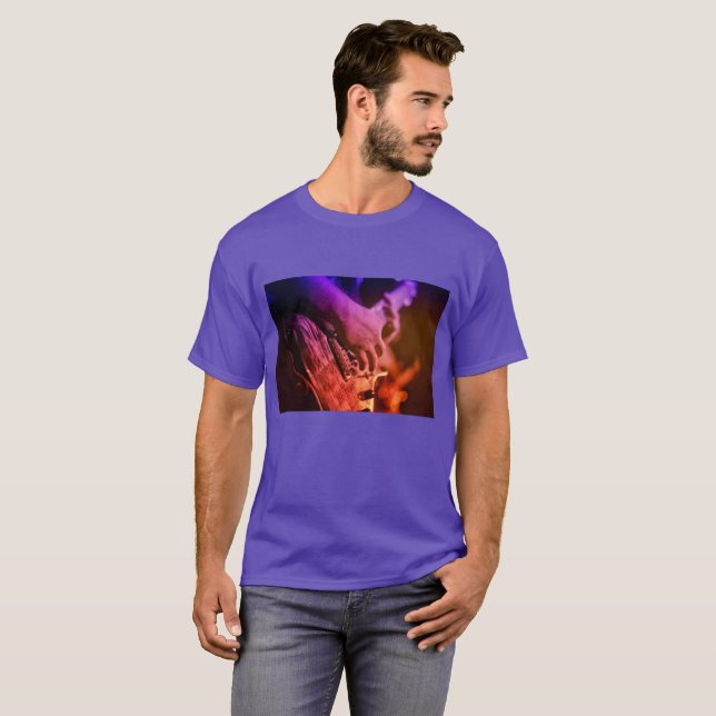 T-shirt Jouer l'humeur nocturne de la guitare (Devant entier)