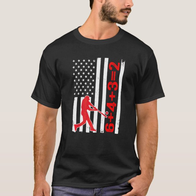 T-shirt Joueur de baseball disant 6+4+32 Double jeu de bas (Devant)