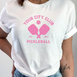 T-shirt Joueur de l'équipe de Pickleball Club personnalisé<br><div class="desc">Debout sur le terrain de pickleball dans ce t-shirt super cool avec des pagaies croisées de pickleball, une balle et votre texte personnalisé. Modifiez facilement le libellé pour inclure le nom de votre club de pickleball, le nom de l'équipe, la ville ou l'emplacement de votre choix. Modifiez également la police...</div>