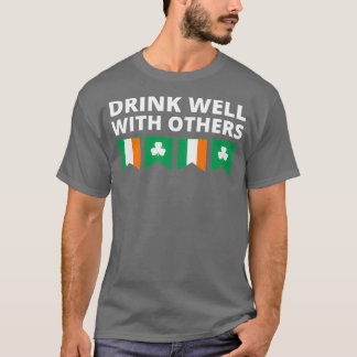 T-shirt Jour de la Saint Patrick Boire bien avec les autre