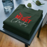 T-shirt Joyeuse typographie de Noël Antlers<br><div class="desc">Joli et festif design de typographie rétro avec un gnome mignon avec un texte-Joyeux Noël avec bois om Joyeux. Rouge et blanc/</div>