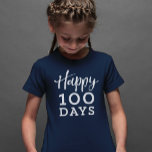 T-shirt Joyeux 100 jours de chemise scolaire<br><div class="desc">Célébrez les 100 jours d'école avec cette chemise inspirée du tableau noir avec "happy 100 days" sur le devant et des marques de décompte sur le dos</div>