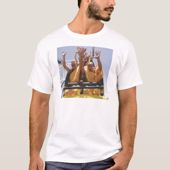 T-shirt Joyeux moines bouddhistes sur un dessous de verre  (Devant)