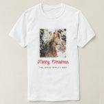 T-shirt Joyeux Noël Photo de famille<br><div class="desc">Portez fièrement ce "Joyeux T-shirt de la famille de Noël" lors des fêtes de Noël ou pour vous détendre à la maison. Personnalisez facilement avec votre photo de famille et votre nom de famille. Achetez un t-shirt pour chaque membre de la famille afin que vous correspondiez tous ! *** Pour...</div>