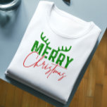 T-shirt Joyeux Noël Typographie Antlers Rouge Et Vert<br><div class="desc">Joli et festif design de typographie rétro avec un gnome mignon avec un texte-Joyeux Noël avec bois om Joyeux. Rouge et vert.</div>