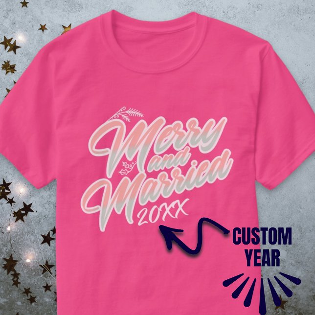 T-shirt Joyeux script rose rose année des fêtes spéciales (Merrily and Married Script Pink Custom Year Xmas T-Shirt)