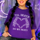 T-shirt Jusqu'à ce que la mort nous sépare Cadeau pour dem<br><div class="desc">Adoptez l'allure gothique de votre mariage avec notre T-shirt "Til Death Do Us Party" pour demoiselles d'honneur. Parfait pour un mariage de conte de fées sombre, ces chemises associent le sentiment classique "jusqu'à ce que la mort nous sépare" à une touche ludique. Que vous célébriez avec un thème de célibataire...</div>