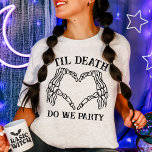T-shirt Jusqu'À La Mort Fête-Nous Don Pour Bridesmaids Got<br><div class="desc">Célébrez votre équipe nuptiale avec une touche d'élégance sombre avec notre T-Shirt gothique "Til Death Do Us Party", le cadeau parfait pour les demoiselles d'honneur. Inspirée par l'expression intemporelle "jusqu'à ce que la mort nous sépare", cette chemise est idéale pour un thème mariage gothique ou mariage de conte de fées...</div>
