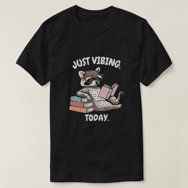 T-shirt Just Vibing Today Raccoon Reading Design (Design devant)