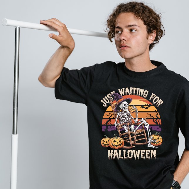 T-shirt Juste en attente d'halloween (Créateur téléchargé)