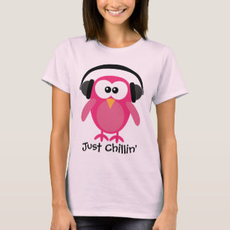 T-shirt Juste hibou rose de Chillin avec des écouteurs