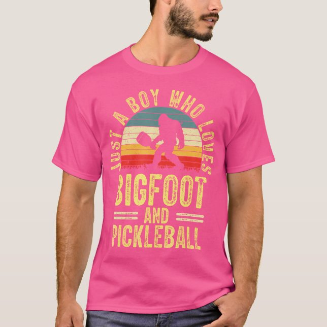 T-shirt Juste Un Garçon Qui Aime Bigfoot Sasquatch Pickleb (Devant)