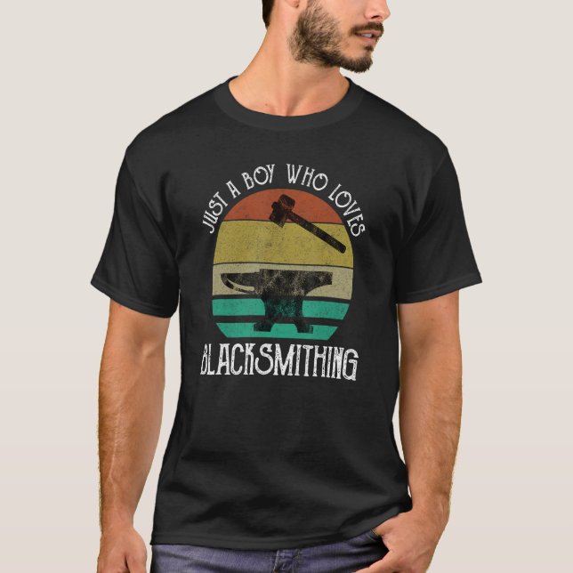 T-shirt Juste Un Garçon Qui Aime Le Blacksmithing Forg (Devant)