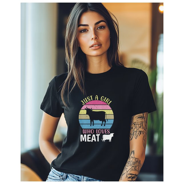 T-shirt Juste une fille qui aime la viande Carnivore régim (A woman wearing a black t-shirt with the image of a cow, and the words "Just a Girl who loves meat")