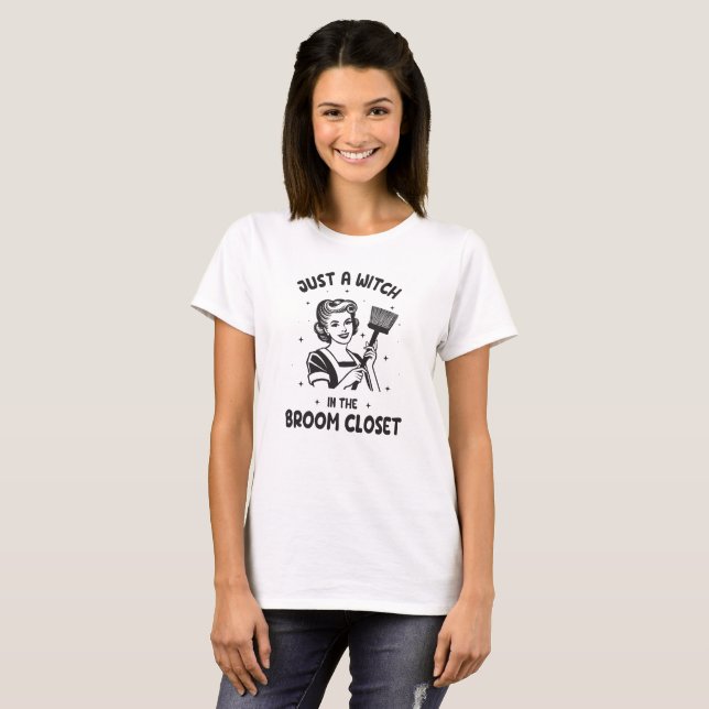 T-shirt Juste une sorcière dans le placard du balai (Devant entier)