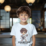 T-shirt Karate Martial Arts<br><div class="desc">Boy's Karate Martial Arts T Shirt - Ce tee - shirt karaté/arts martiaux a un vrai coup de pied. Doté d'un petit garçon maitre des arts martiaux prêt à frapper et prêt à gagner une ceinture noire dans la fête. La technique et l'esprit des arts martiaux sont profondément enracinés. Offrez...</div>