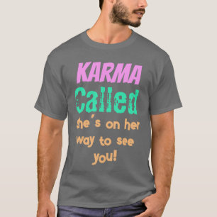T-shirt Karma a appelé Elle est en route pour vous voir !
