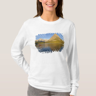 T-shirt Kayak dans le lac Swiftcurrent au lever du soleil 