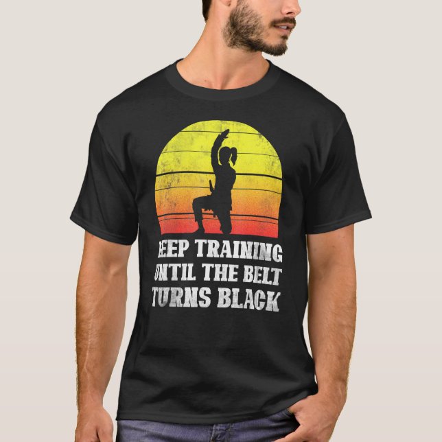 T-shirt Keep Training Until The Belt Turns Black Retro Kar (Devant)