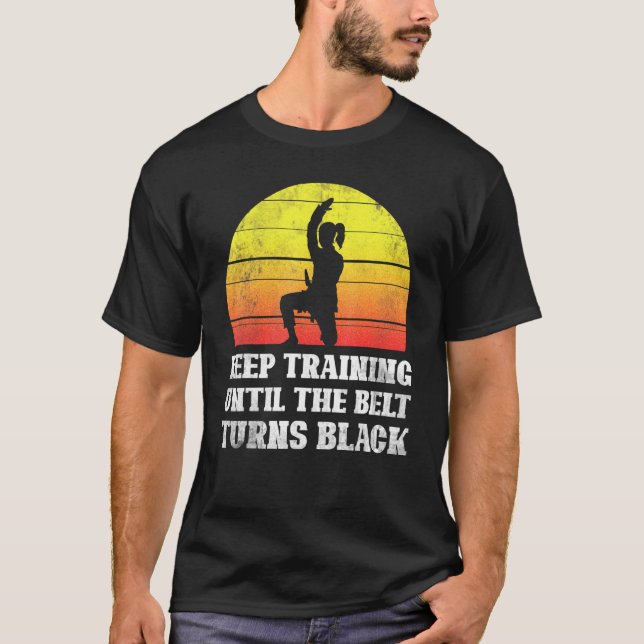 T-shirt Keep Training Until The Belt Turns Black Retro Kar (Devant)