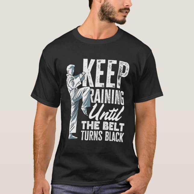 T-shirt Keep Training Until The Belt Turns Black Taekwondo (Devant)