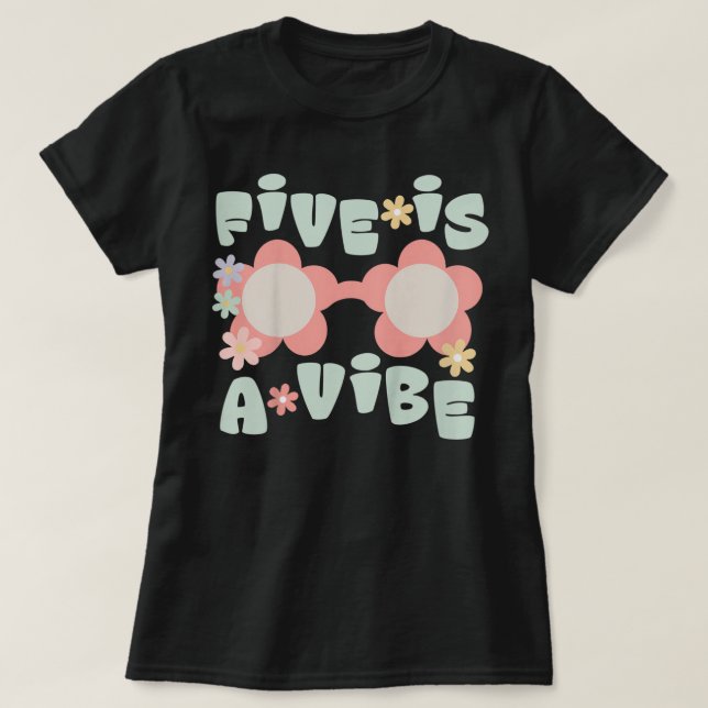 T-shirt Kids Five est un Vibe Anniversaire Décorations de  (Design devant)