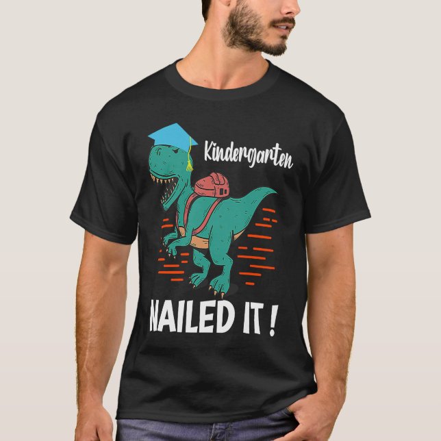 T-shirt Kindergarten has made it a mother dinosaur graduat (Devant)